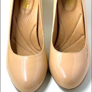 Clarks nude patent leather heels